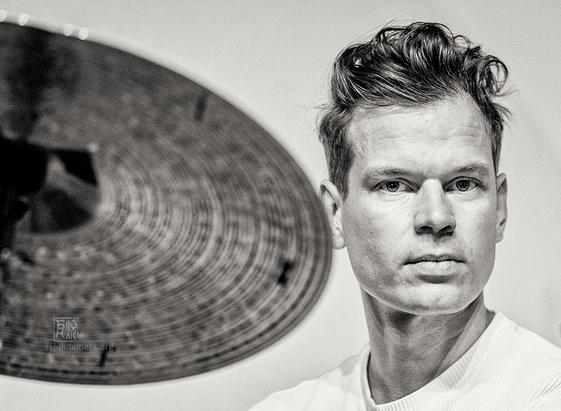 Schlagzeuger Christian Lillinger - Photo: Frank Schindelbeck Jazzfotografie