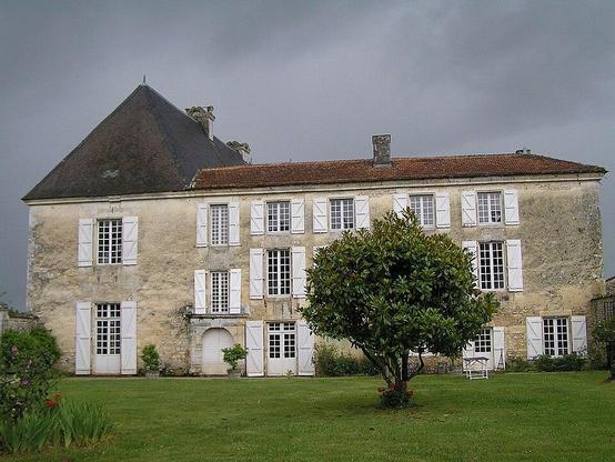 Château de Balzac à #Balzac (#Charente) Château édifié vers 1600 à l'emplacement d'un hôtel noble. Lorsque Marie de Médicis s'évada du château de Blois, elle demeura six mois dans la maison, la seigneurie de Ba...
Suite 👉 https://monumentum.fr/monument-historique/pa00104236/balzac-chateau-de-balzac
#Patrimoine #MonumentHistorique
Photo CC-BY-SA 4.0 : rosier