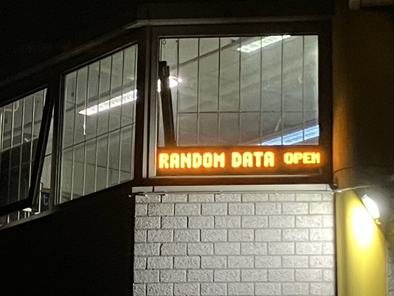 Een bus LED bord met de tekst "RANDOM DATA OPEN"