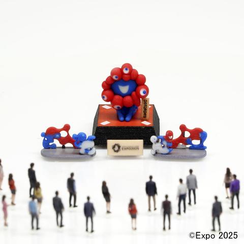 万博・東西ゲートのミャクミャク像が1/150サイズのフィギュアに！　こみゃく・看板も再現、ジョーシンで販売開始 - トラベル Watch