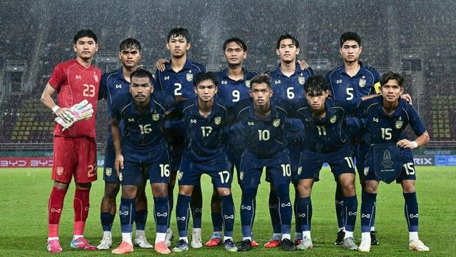 🎉🇹🇭👏 ขอแสดงความยินดีกับทัพ #ช้างศึก #U23 ! #ทีมชาติไทยu23 เฉือนชนะมาเลเซียสุดมันส์ 2-1 ⚽️🔥 "คคนะ คำยก" ฮีโร่ซัดสองเม็ด โดยเฉพาะประตูชัยนาที 90+2 พาทีมจบแชมป์กลุ่มอย่างยิ่งใหญ่ เก็บ 7 แต้มเต็ม คว้าตั๋วลุย #เอเชียนคัพU23 รอบสุดท้ายที่ #ซาอุฯ 🚀✨ สุดยอดมากครับนักเตะไทยทุกคน 🏆💪 ขอบคุณที่สร้างรอยยิ้มและความภูมิใจให้แฟนบอลไทยทั้งประเทศ ❤️💙 เราใส่ใจคุณและคนที่คุณรัก ย่งเชียงตึ๊ง #เอเอฟซีu23เอเชียนคัพรอบคัดเลือก #afcU23 #บอลไทยu23 #ฟุตบอลทีมชาติไทยu23