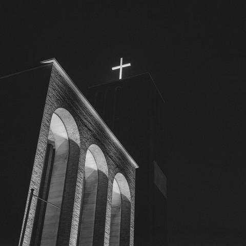 Night shot of a modernist church in the New Objectivity style.