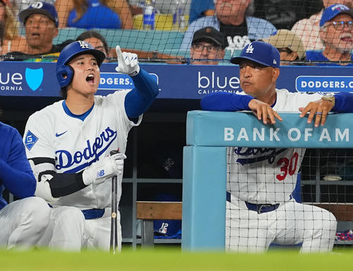 ドジャース対ロッキーズ 3回、打者パペスの時、ベンチから声を上げてロバーツ監督(右)に注意されるドジャース大谷(撮影・菅敏)