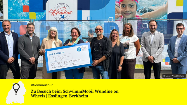 Gruppenfoto von Ministerin Theresa Schopper mit Vertrererinnen und Vertretern verschiedener Organisationen und Institutionen vor der Wundine on Wheels.