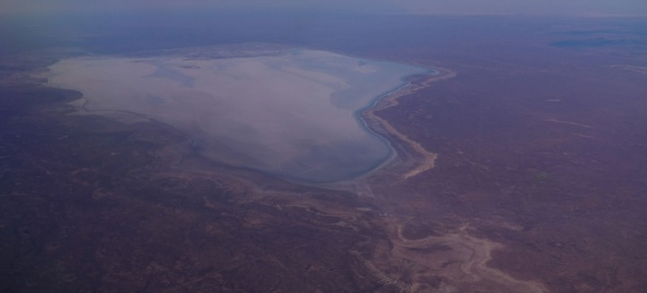 La isla de Barsa-Kelmes vista desde arriba, con su lago salado