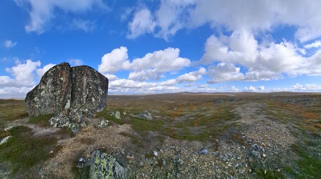 Näkymä Muotkatunturin erämaan tuntureille. Valtava kivipaasi, saamelaisten seita etualalla.
