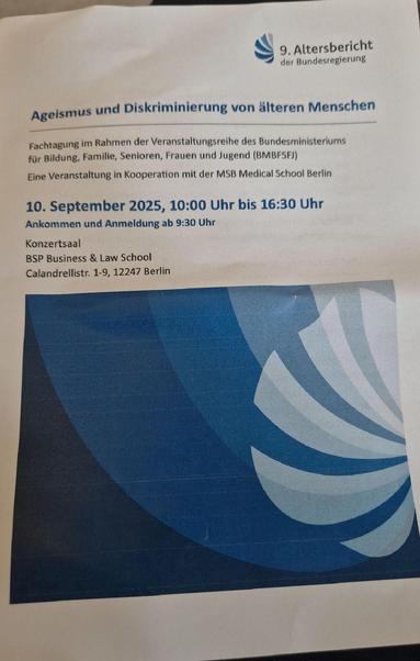 Programmübersicht: Faltblatt der Fachtagung „Ageismus und Diskriminierung älterer Menschen“ am 10. 9. 2025. Es zeigt den Ablauf von 10:00 bis 16:30 Uhr mit Vorträgen zu Ageismus, Selbstdiskriminierung, Seniorenpolitik im Wandel, Altersdiskriminierung im Arbeitsmarkt, verinnerlichtem Ageismus und (assistiertem) Suizid im Alter. Referent*innen wie Ferda Ataman, Klaus Rothermund, Heidy Steffen, Karin Prien, Felipe Temming, Felicia Hoppmann und Eva‑Marie Kessler werden aufgeführt.
