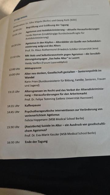 Flyer zur Veranstaltung: Ein Flyer des Deutschen Zentrums für Altersfragen (9. Altersbericht) mit dem Titel „Ageismus und Diskriminierung von älteren Menschen“. Er informiert über Datum (10. September 2025), Uhrzeit (10:00–16:30 Uhr), Ankunftszeit (ab 9:30 Uhr) und Ort (Konzertsaal der BSP Business & Law School, Calandrellistraße 1–9, Berlin). Der Flyer erwähnt, dass die Tagung im Rahmen der Veranstaltungsreihe des Bundesministeriums für Bildung, Familie, Senioren, Frauen und Jugend stattfindet.
