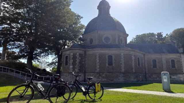 Twee toerfietsen naast de kapel boven aan de muur van Geraardsbergen.