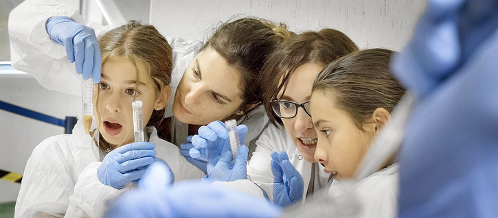 Unos niños mirar con asombro lo que parece ser el resultado de su primer experimento.