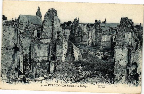 Verdun-Les Ruines et le Collége à #Verdun (#Meuse)  #CartePostaleAncienne 👉 https://cartorum.fr/carte-postale/290783/verdun-verdun-les-ruines-et-le-college