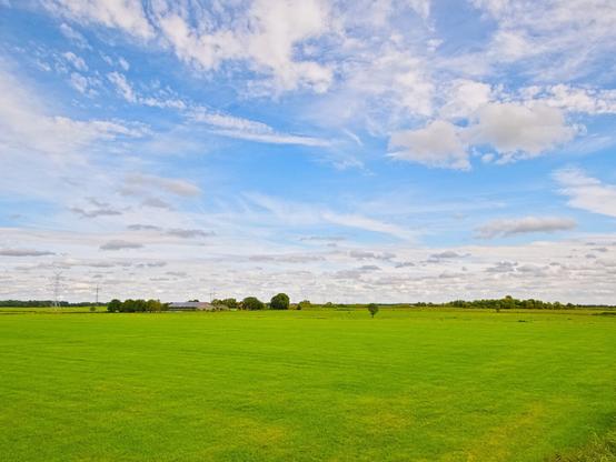For me, this image perfectly represents East Frisia. Vastness. Green meadows in the foreground, then a farmhouse and scattered trees. Above it all, an endless sky, blue with a few white clouds. I love the vast freedom here.