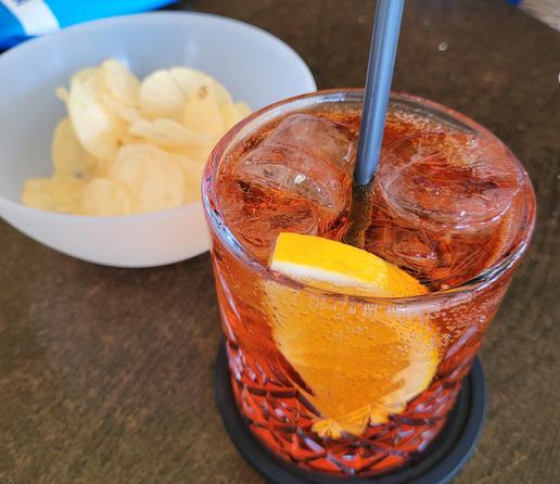 Aperol Spritz und Chips