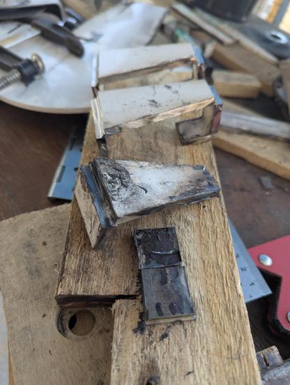 Les petits trucs découpés et pliés. Encore tout moches