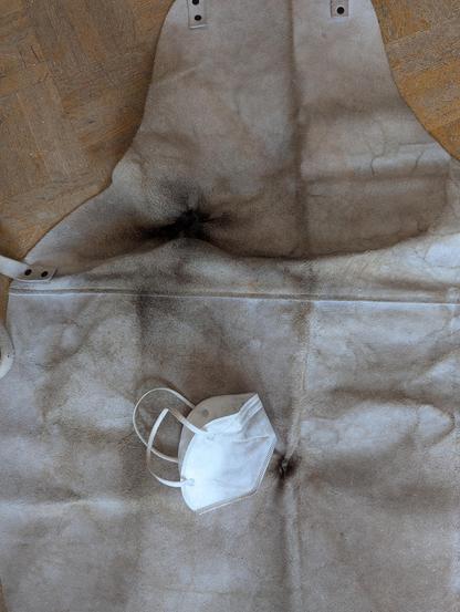 Mon tablier, on voit une tâche noire de cramé en haut à gauche