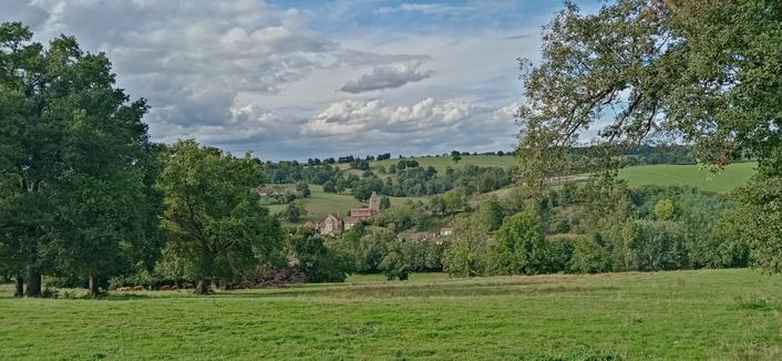 Vue sur le village de Bert, avec son église au centre