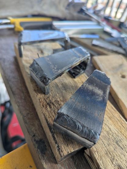 Les 3 petits trucs soudés avec les arrêtes encore brut