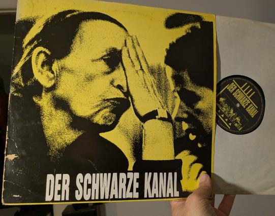 "Der endgültige Abschluß des Erdgasröhrengeschäftes!" - Schallplatte der Band "Der Schwarze Kanal" - Vorderseite. Platte rutscht fast raus.
