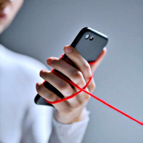 Brasileiros querem diminuir tempo de tela, mas passam mais de 9 horas por dia conectados: pesquisa da Bain revela que o tempo excessivo no mundo digital cria sentimento de culpa