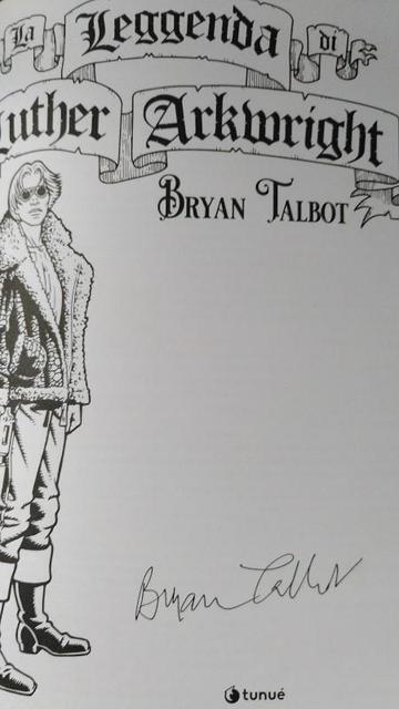 Il frontespizio edizione italiana del fumetto "La leggenda di Luther Arkwrigt" di Brian Talbot. In alto il titolo inserito in una fascia a bandiera. Sulla sinistra il disegno del protagonista; un maschio caucasico dai capelli molto chiari con occhiali scuri un giubbotto da aviatore di inizio '900, pantaloni e stivaloni con risvolto. Impugna una pistola con foggia "futuristica". Il disegno è in bianco e nero. In basso spostato a destra l'autografo dell'autore.