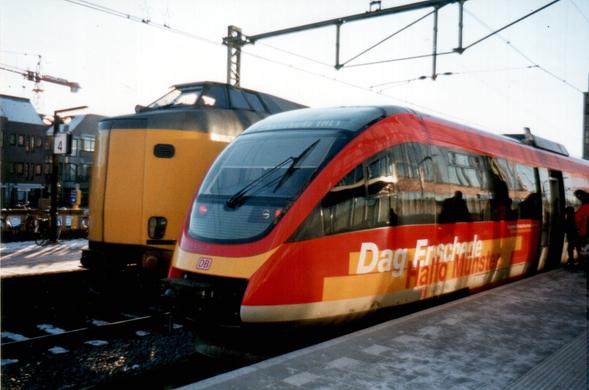 Un autorail série 643 de la DB côte à côte avec une rame Koploper des NS en gare d'Enschede