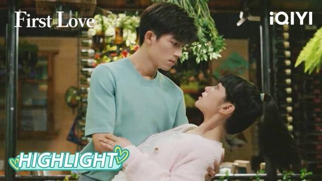 Clip Abrazo inesperado por un apagón... | Primer Amor | iQIYI Spanish