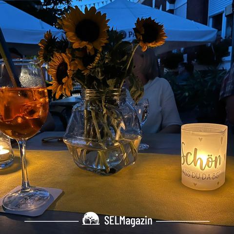Mit gelb-weißer Deko und Sonnenblumen waren viele Stände auf dem Altstadtfest „Septemberträume“ von Mitgliedern der Werbegemeinschaft dekoriert. Am Abend war noch ein Tisch im Biergarten der Gaststätte Suer so geschmückt, zum Absacker nach dem Fest. - Foto der Woche vom SELMagazin