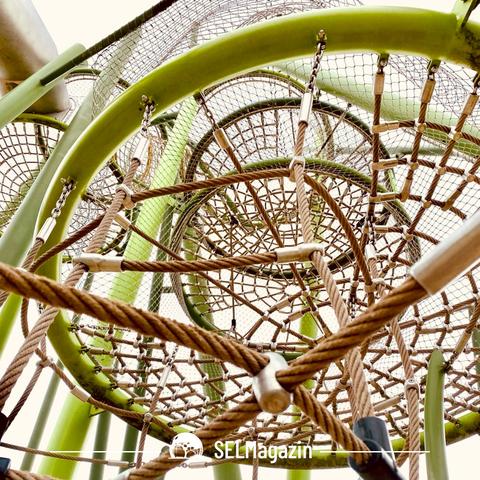 Sehr beliebt ist der Spielplatz im Auenplatz. Vor allem das große Klettergerüst mit gespannten Seilen, die auf mehreren Ebenen Plätze zum Verweilen schaffen. Und von oben geht es durch die langen Rutschröhren hinab. Eine interessante Perspektive von unten zeigt unser Foto der Woche. - Foto der Woche vom SELMagazin