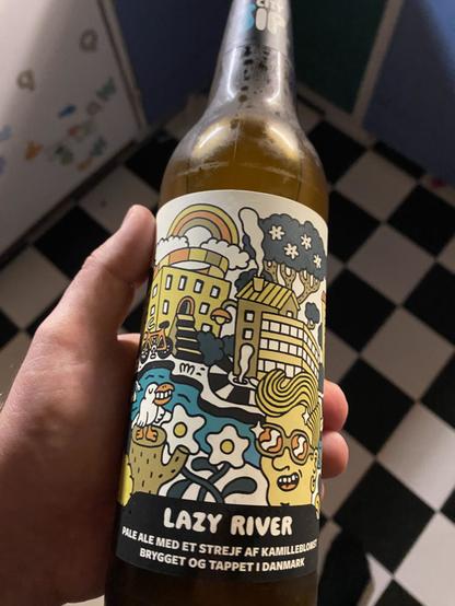 Ugens øl, den interessant udseende men utroligt skuffende, City Sip Lazy River holdes op over et skakternet gulv