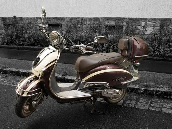 Braun-silberner Roller vor grauem Hintergrund