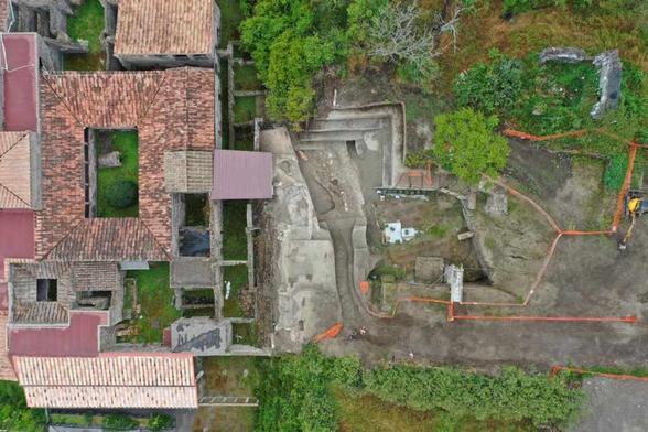 Vista aerea della Villa dei Misteri a Pompei, mostrando le recenti scoperte archeologiche e le strutture circostanti.