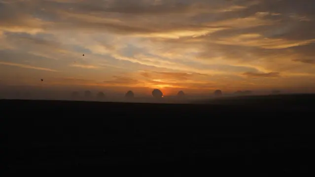 Sonne über einer Nebelbank, teilweise ist blauer Himmel zu sehen