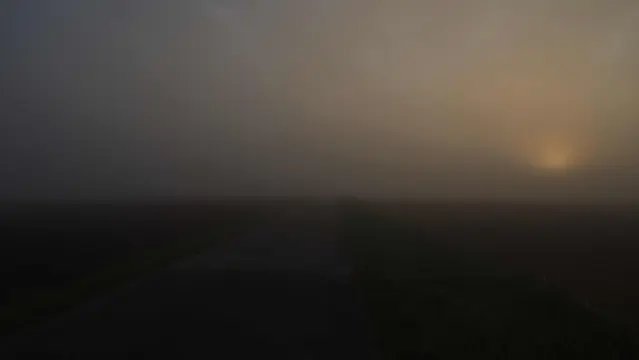Dichter Nebel, die Sonne ist zu erahnen