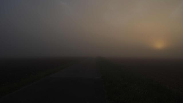 Dichter Nebel, die Sonne ist zu erahnen