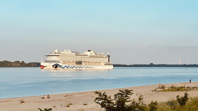 Ein Aida-Kreuzfahrtschiff auf der Elbe. Beeindruckend.