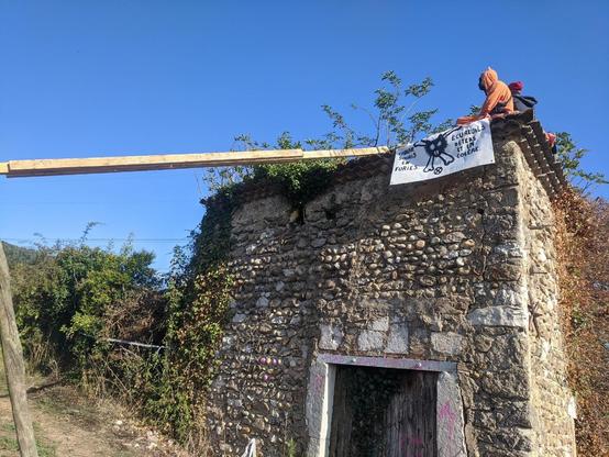 Photo du nichoir avec banderole.