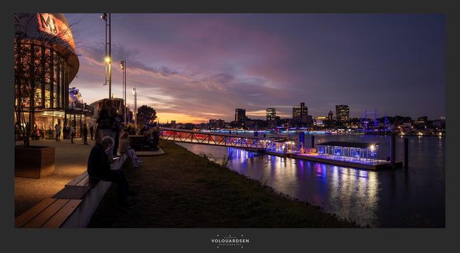 Sonnenuntergang an den Musicaltheatern an der Elbe mit blau beleuchtetem Anleger.