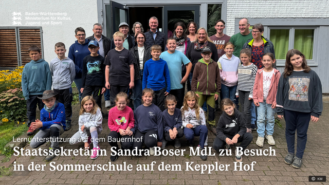 Text: Lernunterstützung auf dem Bauernhof, Staatssekretärin Sandra Boser zu Besuch in der Sommerschule auf dem Keppler Hof