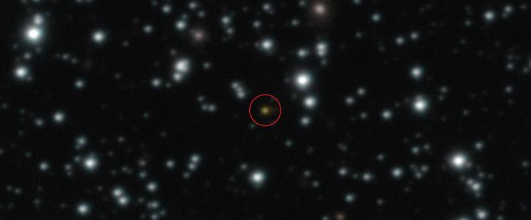 Il puntino arancione al centro di questa immagine è una potente esplosione che si è ripetuta più volte nell’arco di una giornata, un evento senza precedenti. L’immagine, ottenuta con il Very Large Telescope (VLT) dell’ESO, ha permesso agli astronomi di determinare che l’esplosione non si è verificata nella Via Lattea, ma in un’altra galassia. Questo lampo di raggi gamma, denominato GRB 250702B, è stato osservato per la prima volta da telescopi ad alta energia il 2 luglio, ma la sua posizione era incerta. L’immagine mostrata qui è stata acquisita il 3 luglio con la fotocamera a infrarossi HAWK-I del VLT, che ha individuato con precisione la posizione della sorgente. L’esplosione è apparsa collocata all’interno di un’altra galassia, successivamente confermata dal NASA/ESA Hubble Space Telescope. Sono stati proposti diversi scenari per spiegare questo evento, come il collasso di una stella massiccia o la distruzione di una stella da parte di un buco nero. Tuttavia, nessuno di questi riesce a rendere conto pienamente di tutte le proprietà osservate dell’esplosione, a meno che gli oggetti coinvolti non siano piuttosto insoliti.