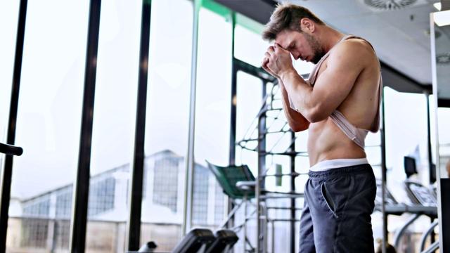 Transpirar não é emagrecer: entenda o que o suor realmente significa durante o exercício físico; especialista explica que o uso de roupas inadequadas, como sacos plásticos e casacos, pode provocar desidratação e colocar a saúde em risco durante a atividade física