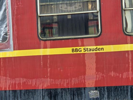 Der Bahnhof Gessertshausen. 
Bilder des ehemaligen MOCO Geländes:
Hier ein Speisewagen der wohl der BBG Stauden zuzurechnen ist.

Link dazu >>>
https://zug.network/@Adabei/115185088829011543