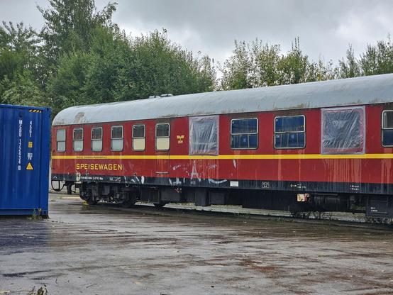 Der Bahnhof Gessertshausen. 
Bilder des ehemaligen MOCO Geländes:
Hier ein Speisewagen der wohl der BBG Stauden zuzurechnen ist.

Link dazu >>>
https://zug.network/@Adabei/115185088829011543