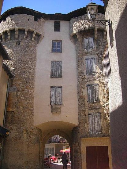Porte du Thérond à #Marvejols (#Lozère) Suite aux attaques menées par les Routiers, les syndics marvejolais décidèrent en 1361 de fortifier la ville. Les portes de Chanelles, du Soubeyran et du Tenon datent de ...
Suite 👉 https://monumentum.fr/monument-historique/pa00103854/marvejols-porte-du-therond
#Patrimoine #MonumentHistorique
Photo CC-BY-SA 4.0 : Szeder László