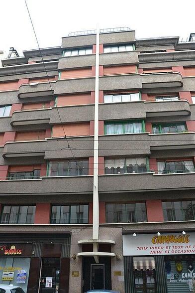 Immeuble de résidence à #Limoges (#HauteVienne) Situé au bas de la rue Jean-Jaurès au cœur du centre-ville de Limoges, cet immeuble se démarque de ses voisins par la polychromie (gris, rouge, vert) de sa façade...
Suite 👉 https://monumentum.fr/architecture-contemporaine-remarquable/acr0001041/limoges-immeuble-de-residence
#Patrimoine #ArchitectureContemporaine
Photo CC-BY-SA 4.0 : LucasD