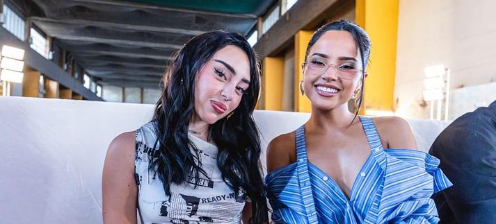 Nicki Nicole y Becky G en el runway show de Desigual en Barcelona el 10 de septiembre de 2025 / Xavi Torrent