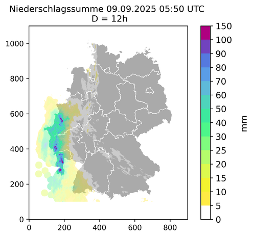 Die Abbildung zeigt Deutschland als graue Fläche, die Grenzen der Bundesländer sind in weiß zu sehen. Die 12-stündlichen Niederschlagssummen sind in gelb über grün und blau bis rosa dargestellt. Zu sehen ist, dass sich der Niederschlag sehr auf die westlichen Grenzgebiete von Nordrhein-Westfahlen, Rheinland-Pfalz und das Saarland konzentriert und sich bis nach Frankreich erstreckt.