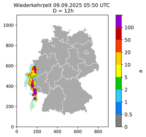 Die Abbildung zeigt Deutschland als graue Fläche, die Grenzen der Bundesländer sind in weiß zu sehen. Die Wiederkehrzeiten sind als Farbskala von Grau über Grün und Blau bis Lila verzeichnet. Aus den Daten geht hervor, dass das Ereignis vor allem die westlichen Grenzgebiete von Nordrhein-Westfahlen, Rheinland-Pfalz und dem Saarland betroffen hat und großflächig hohe Wiederkehrzeiten erfasst wurden.