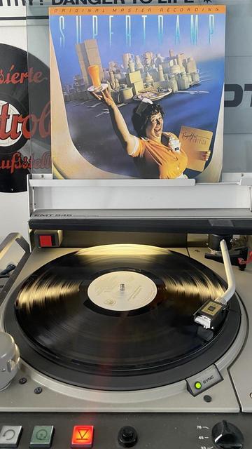 Vinyl Schallplatte „Supertramp-Breakfast In America“ auf einem Plattenspieler.