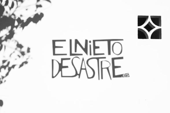 Fotografía de una pared blanca con sombras y huecos geométricos