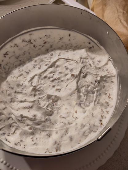 Auf den zweiten Boden kam eine Mischung aus veganer aufgeschlagener "Sahne" und karamelisierten Walnüssen